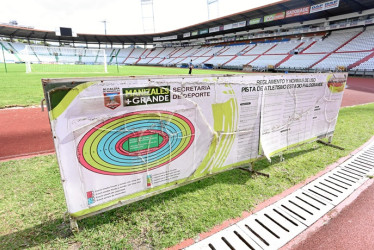 Los usuarios de la pista atlética del estadio Palogrande se encuentran con el reglamento del escenario, que aún tiene el eslogan de la Alcaldía de Carlos Mario Marín.