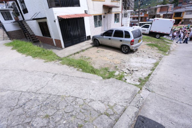 Este es el estado actual de un paso en una calle en La Enea. Habitantes piden que las autoridades escuchen sus demandas por un andén seguro.