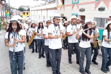 Las bandas desfilaron por las calles de San José. 