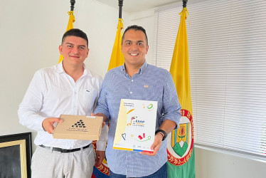 El alcalde de Belalcarzar posó junto a Elier Ávalo, director de Fortalecimiento de la ESAP. 