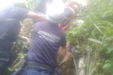 La moto quedó en la ladera.