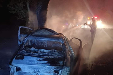 Uno de los carros accidentados. Foto cortesía organismos de socorro.