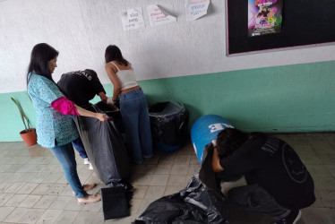 Adriana Ospina, docente de Ciencias Naturales, en compañía de estudiantes, durante una actividad de reciclaje.