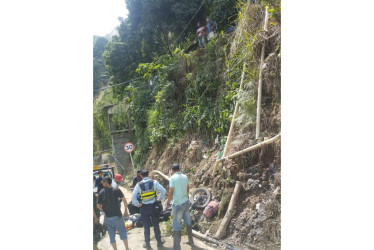 El motociclista rodó por una ladera en el barrio El Seis de Marmato.