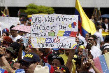 Personas participan en una manifestación en apoyo a los venezolanos tras elecciones en la plazoleta del Centro Administrativo La Alpujarra, en Medellín