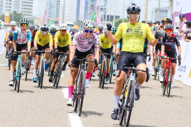 Elizabeth Castaño, de Colombia Potencia de la Vida, gana la primera etapa de la Vuelta. Por el lado izquierdo entró segunda la caldense Diana Carolina Peñuela.