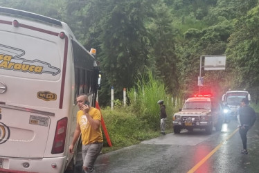 La buseta estuvo cerca de rodar por un abismo, pero un muro lo detuvo en la vía entre Aranzazu y Neira.