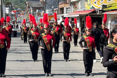 En el desfile participaron bandas de diferentes municipios. 