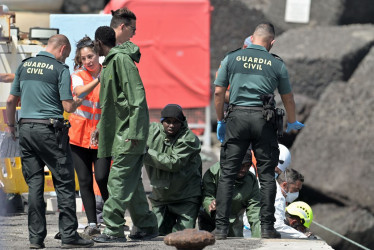 Personas migrantes también fueron rescatadas en aguas cercanas a El Hierro, y trasladados al puerto de La Restinga, en el municipio de El Pinar, en la isla de El Hierro (Islas Canarias).