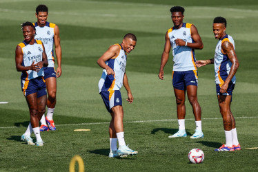 Los jugadores del Real Madrid, Vinicius Jr., Lude Bellingham, Kylian Mbappé, Aurélien Tchouameni y Eder Militao durante el entrenamiento. 