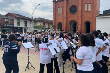 la banda sinfonica de Lima (Peru) ofreció unaretreta en la Plaza de Robledo. 