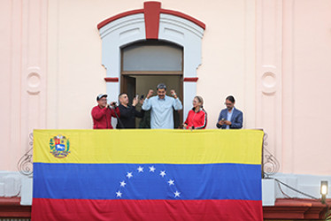  Maduro ordenó encerrar en dos cárceles de máxima seguridad a los más de 1.200 detenidos que, según la Fiscalía, han dejado las protestas en contra del resultado electoral. 