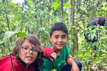 Los niños en San José, municipio dele occidente de Caldas, se familiarizan con las especies por sembrar. El propósito es aportar en la protección de las fuentes hídricas. 