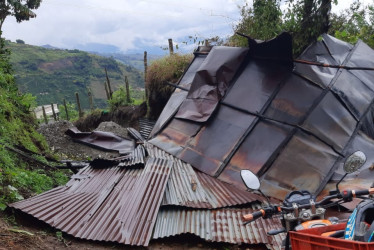 Así quedó el techo de una vivienda afectada por el vendaval. 