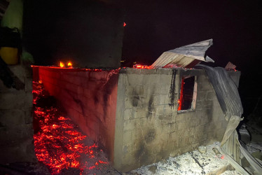 Dos conflagraciones se registraron en la noche de este domingo en Caldas. En la foto, el caso de Pensilvania. El otro ocurrió en Marmato.