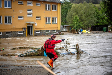 Foto I Efe I LA PATRIA  En Rumanía los equipos de rescate encontraron ayer a una persona fallecida en la comuna de Slobozia Conachi, en la región sureste de Galati, donde otras cuatro víctimas más fueron localizadas.