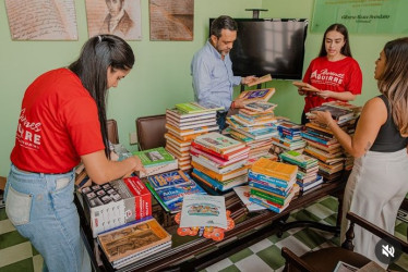 El diputado liberal Jorge Hernán Aguirre publicó en su cuenta de Instagram que donó por lo menos 400 libros sobre arte, arqueología, marketing y diccionarios.