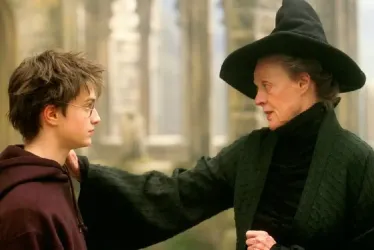 Minerva McGonagall como la profesora Minerva McGonagall en Harry Potter.