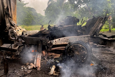 Volqueta calcinada desde la que  supuestamente fueron lanzados los explosivos a la base militar.