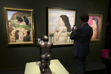 El universo único del artista colombiano Fernando Botero ha llegado al centro de Roma con la mayor exposición sobre su obra organizada en Italia, su segunda patria, un homenaje a un año de su muerte.