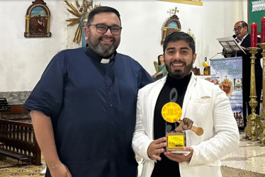 Santiago Giraldo Ríos, intérprete de canto e Iván Mauricio Giraldo Osorio, pianista. 