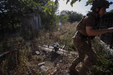 Un soldado de la unidad de inteligencia ucraniana "Ochi" del 120º Regimiento de Reconocimiento se prepara para volar un dron de ataque en la ciudad de Chasiv Yar, región de Donetsk, Ucrania.