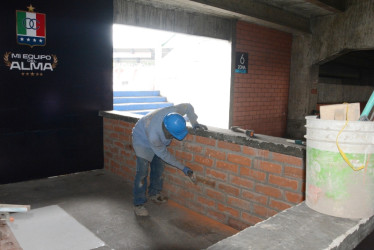 Un operario trabaja en el interior del estadio Palogrande.