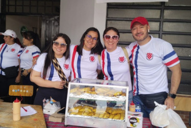 El puesto de empanadas del grado octavo resaltó por la acogida de los participantes.