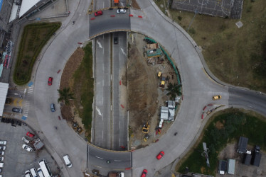 Las obras del intercambiador vial de Los Cámbulos han sobrevivido un año más de lo pronosticado por el Invías. La construcción se iba a entregar en septiembre del 2023. Un año después siguen los trabajos, con la promesa de que este mes se entregará lo que falta, luego de una serie de aplazamientos. Así se ven distintos tramos.