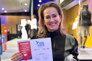 Giovanna Romero, vicepresidente senior de Asuntos Corporativos y Sostenibilidad de Aris Mining, recibió el reconocimiento en Buenas Prácticas de Desarrollo Sostenible.