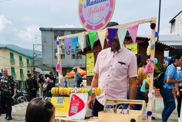 Una niña de primero de primaria en Pácora ofrece productos de su salón.