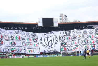 El tifo que exhibió la barra Holocausto Norte o la Banda del Eje el domingo pasado en el Palogrande. 