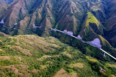 El Túnel del Toyo y Puerto Antioquia son las dos atracciones que la Gobernación antioqueña le enseña a Caldas para que aproveche la cercanía del golfo de Urabá y ahorre costos de exportación. El megaproyecto está articulado con las concesiones viales del Pacífico (1, 2 y 3) y del Mar (1 y 2). LA PATRIA recorrió el corredor logístico. Vea fotos, testimonios, datos y contexto de las obras.