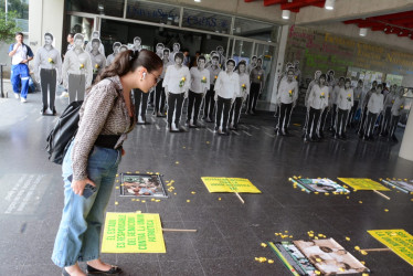 La galería de la memoria está conformada por 100 siluetas y 200 fotografías de miembros de la Unión Patriótica. 