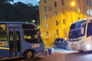 Estos son los buses que hacen uso del espacio público como lavadero de autos, según residentes del sector. 