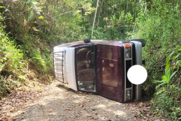 El conductor de una camioneta resultó lesionado tras volcarse en San José.