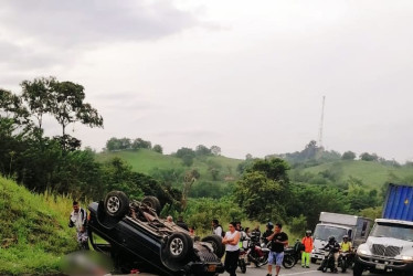 Una persona muerta fue el resultado del accidente de tránsito en el que un carro terminó volcado.