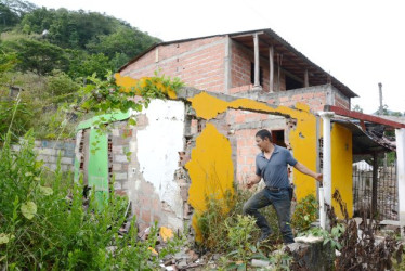 Ocho casas, ubicadas al pie de una montaña inestable, y otras 27 cerca de allí, están en zona de riesgo y pendientes de reubicación.