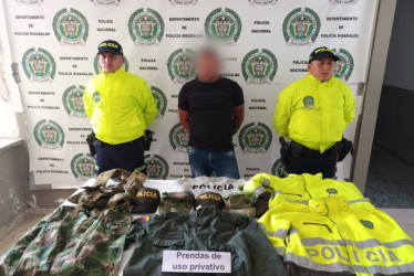 En una operación realizada en el municipio de Apía, Risaralda, la Policía capturó a un hombre de 41 años, conocido como "El Mono", quien tenía en su poder varias prendas de uso exclusivo de las fuerzas militares y la Policía Nacional.  La detención se produjo tras un allanamiento en su vivienda, ubicada en el barrio Jaime Rendón, durante el cual los agentes de la Seccional de Investigación Criminal (SIJIN) encontraron chaquetas, camisetas y gorras que son utilizadas únicamente por personal policial y milita