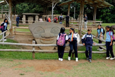 Foto I Cortesía Jaiver Nieto Álvarez para LA PATRIA  Los estudiantes de comunidades indígenas efectúan visitas al Parque Arqueológico San Agustín, ubicado en el Sur del Huila, donde aprenden sobre su cultura.