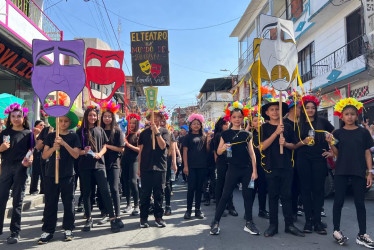 Los colegios se tomaron el desfile de inauguración. 