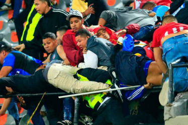 Peleas en la tribuna occidental del estadio Atanasio Girardot en Medellín, en el partido Atlético Nacional - Junior.