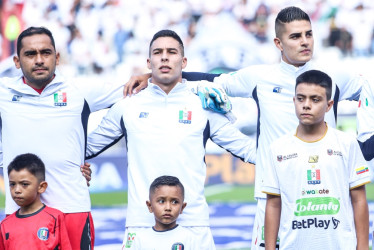 Santiago García Salazar (c), en los actos protocolarios del partido Once Caldas - Deportivo Cali, luego de que Mateo García le cumpliera el sueño de salir con él al terreno de juego.