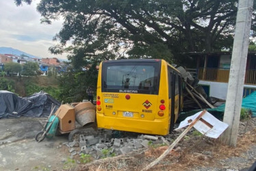 Alimentador de Megabús choca contra vivienda en la vía a Altagracia.