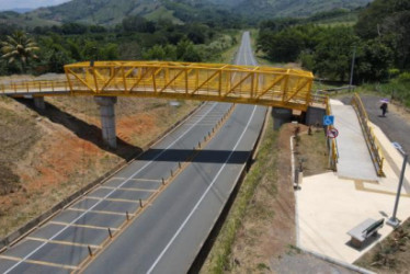 Así quedó el puente peatonal en Calle Larga, en Risaralda (Caldas).