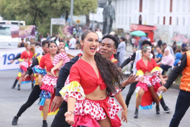 El desfile se convirtió en todo una fiesta con los diferentes bailes típicos de la región y el país.