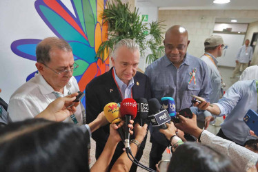 Foto | EFE | LA PATRIA  El vicecanciller de Colombia, Jorge Roa; el canciller de Costa Rica, Arnoldo André Tinoco, y el canciller de Colombia, Luis Gilberto Murillo, en rueda de prensa con los medios de comunicación instalados en Cali sobre el anucnio del fondo.  