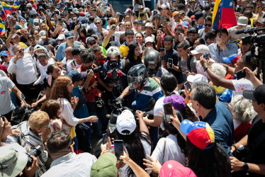 Foto | EFE | LA PATRIA La líder opositora venezolana, María Corina Machado, retirándose en una motocicleta tras una protesta en la Plaza de las Mercedes, en Caracas.