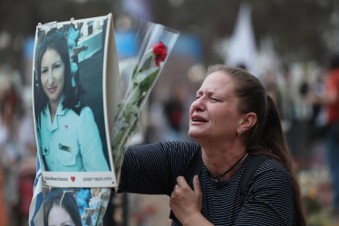 Foto | EFE | LA PATRIA ​​​​​​​Con un tono más solemne que reivindicativo, decenas de actos de homenaje a las víctimas de Hamás se desarrollaron por todo Israel: en Reim, donde unas 400 personas fueron asesinadas en el festival de música Nova; en Tel Aviv, o en Jerusalem.