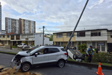 Una camioneta Ford fue la que ocasionó el accidente en la avenida del barrio Laureles de Manizales. Al parecer, se quedó sin frenos. Un Mazda terminó volcado.